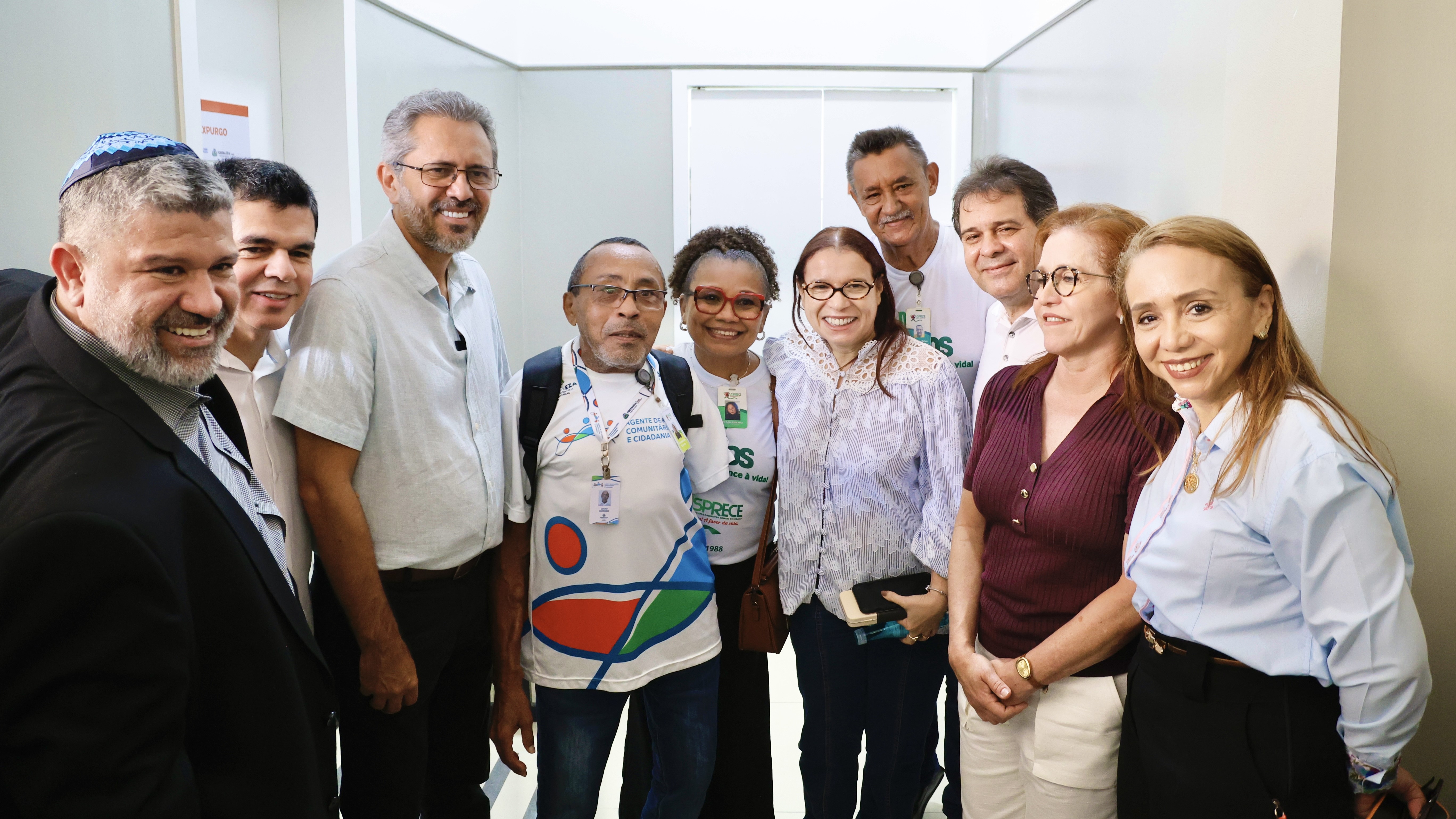 grupo de pessoas posa para a foto